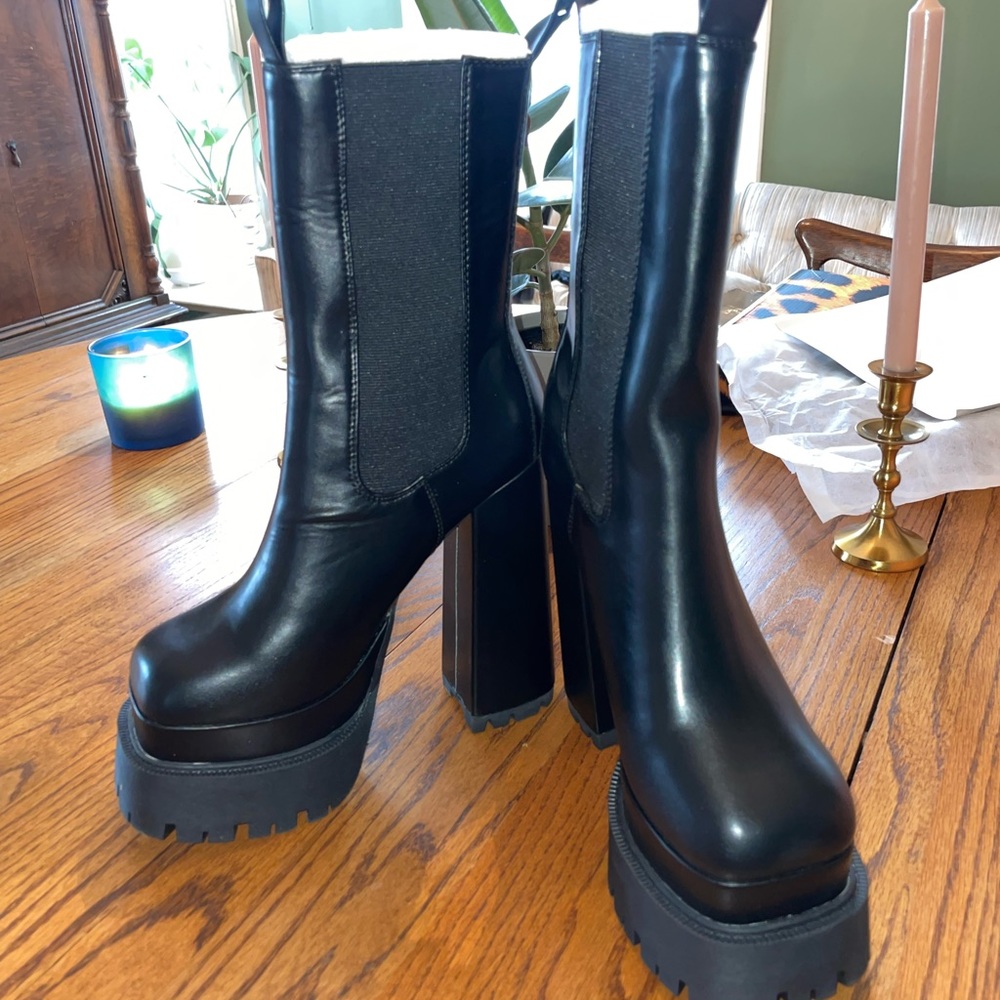 Ring the alarm Dolls Kill platform boots - Picture 4 of 8